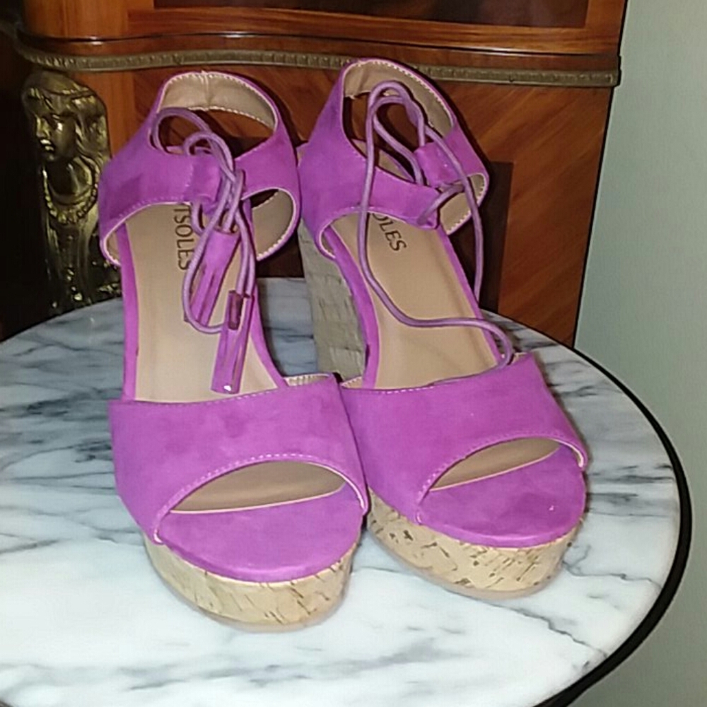 NIB! 5 inch fuchsia wedge with lace tassel